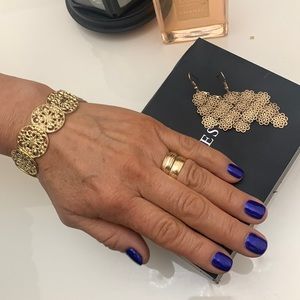 One bracelet and one pair of earrings